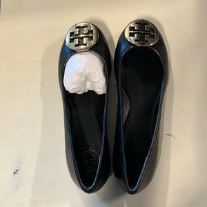 Tory Burch NIB Black Reva Flat with Gold Hardware / Size 8.5